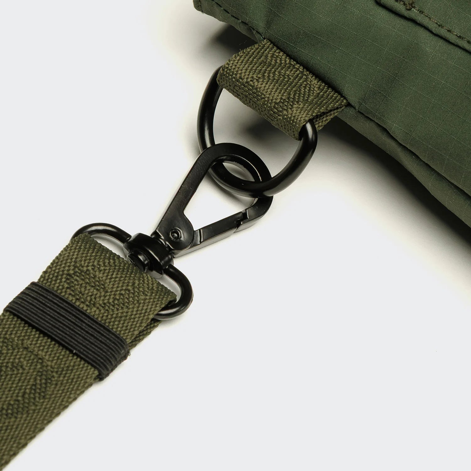 Cloud7 Goodie Bag AKTIV Olive designed for organised dog walks, training sessions and outdoor adventures.