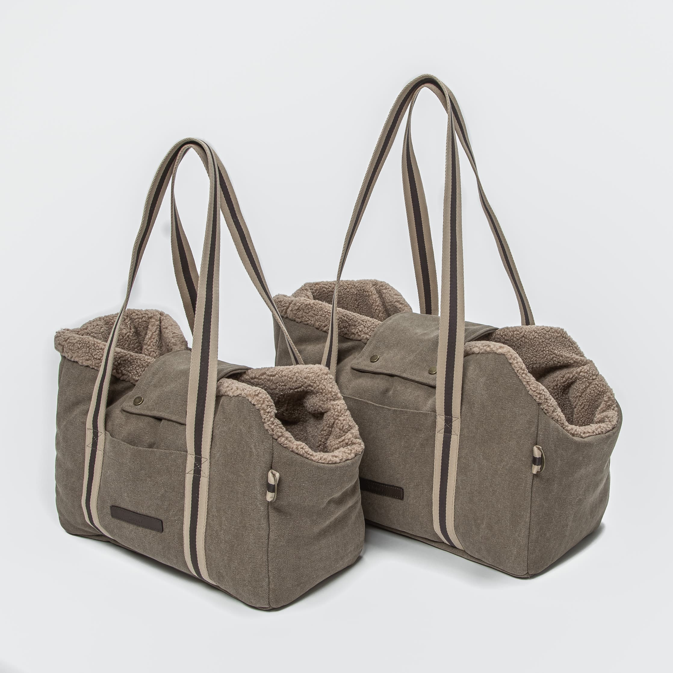 Premium Cloud7 dog carrier featuring storage pocket and removable inner cushion.