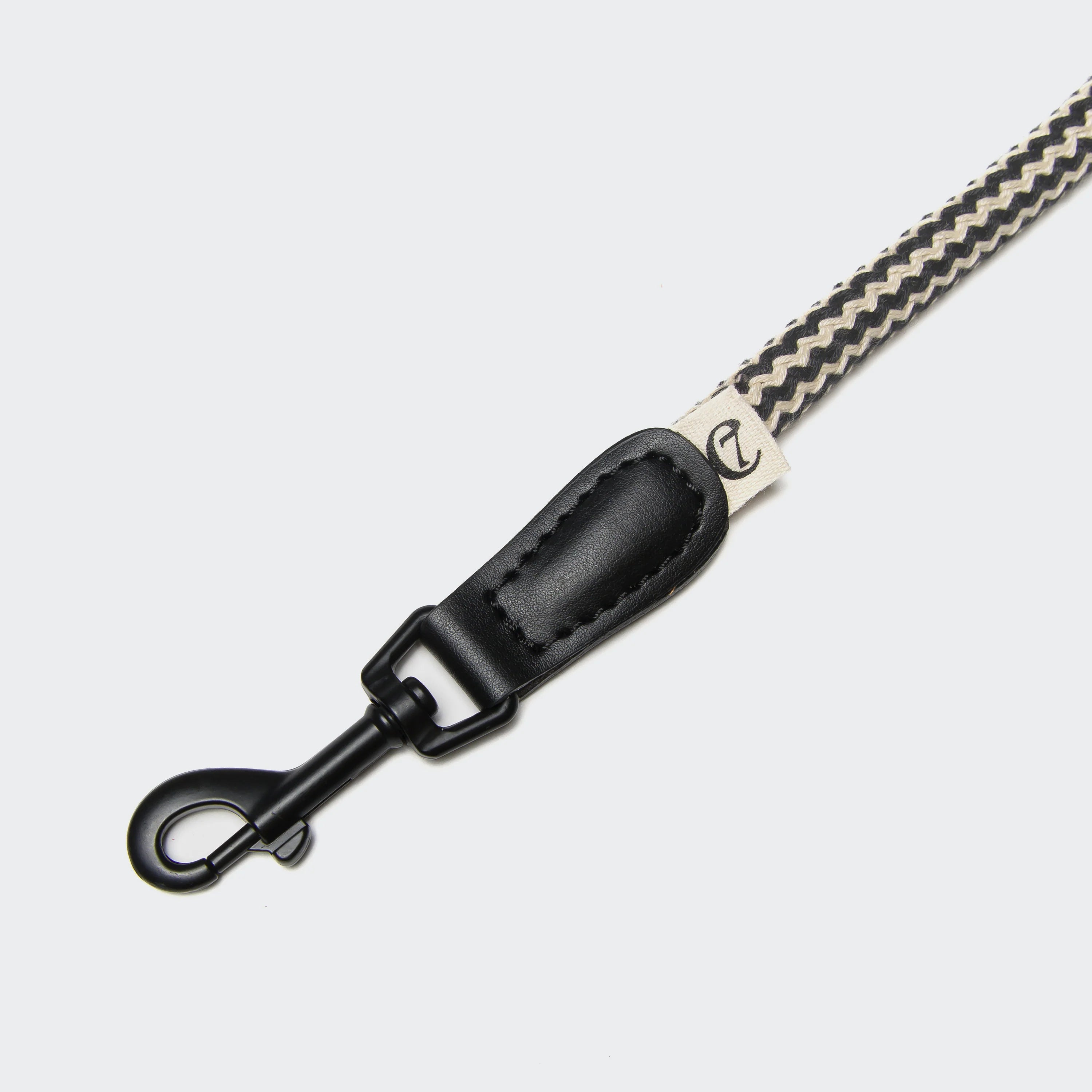 Premium slip lead with cactus leather accents and controlled tightening stopper system.
