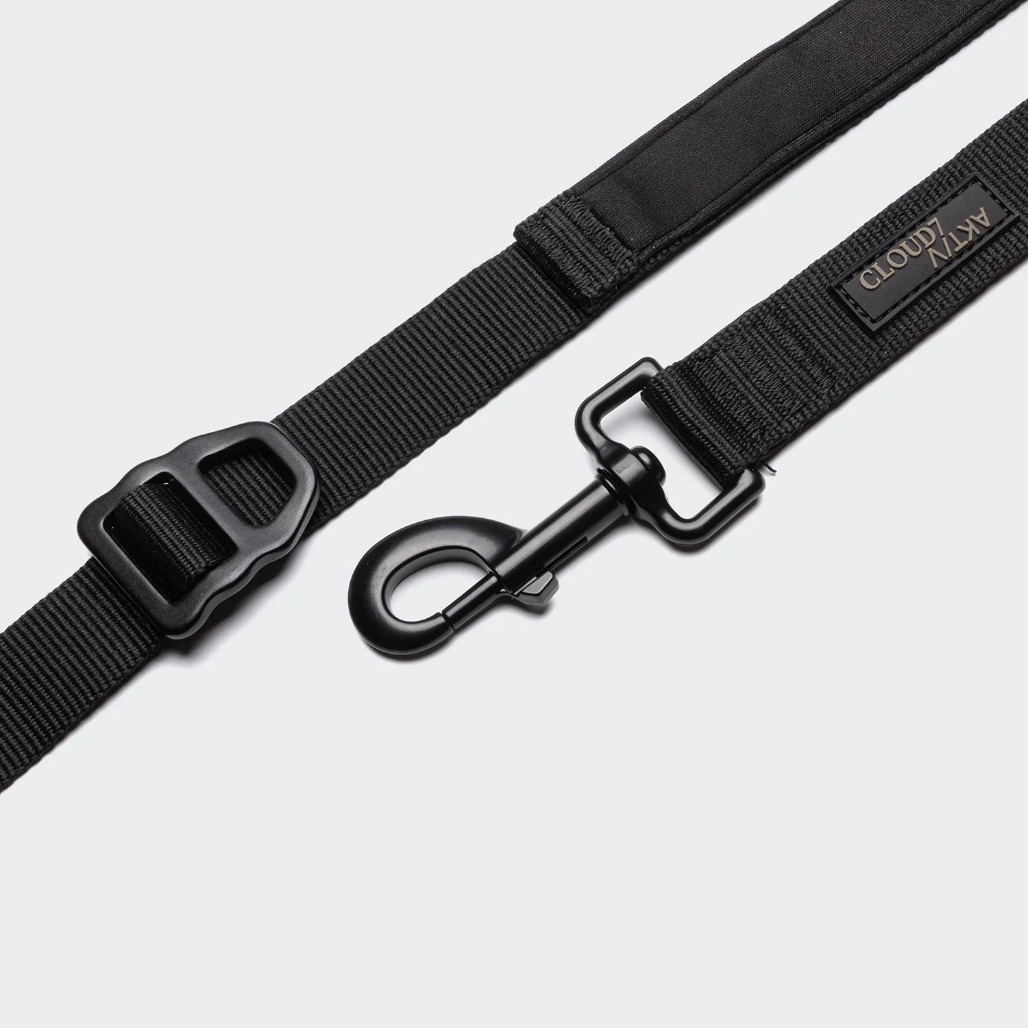 Technical dog leash featuring durable webbing and premium metal hardware.