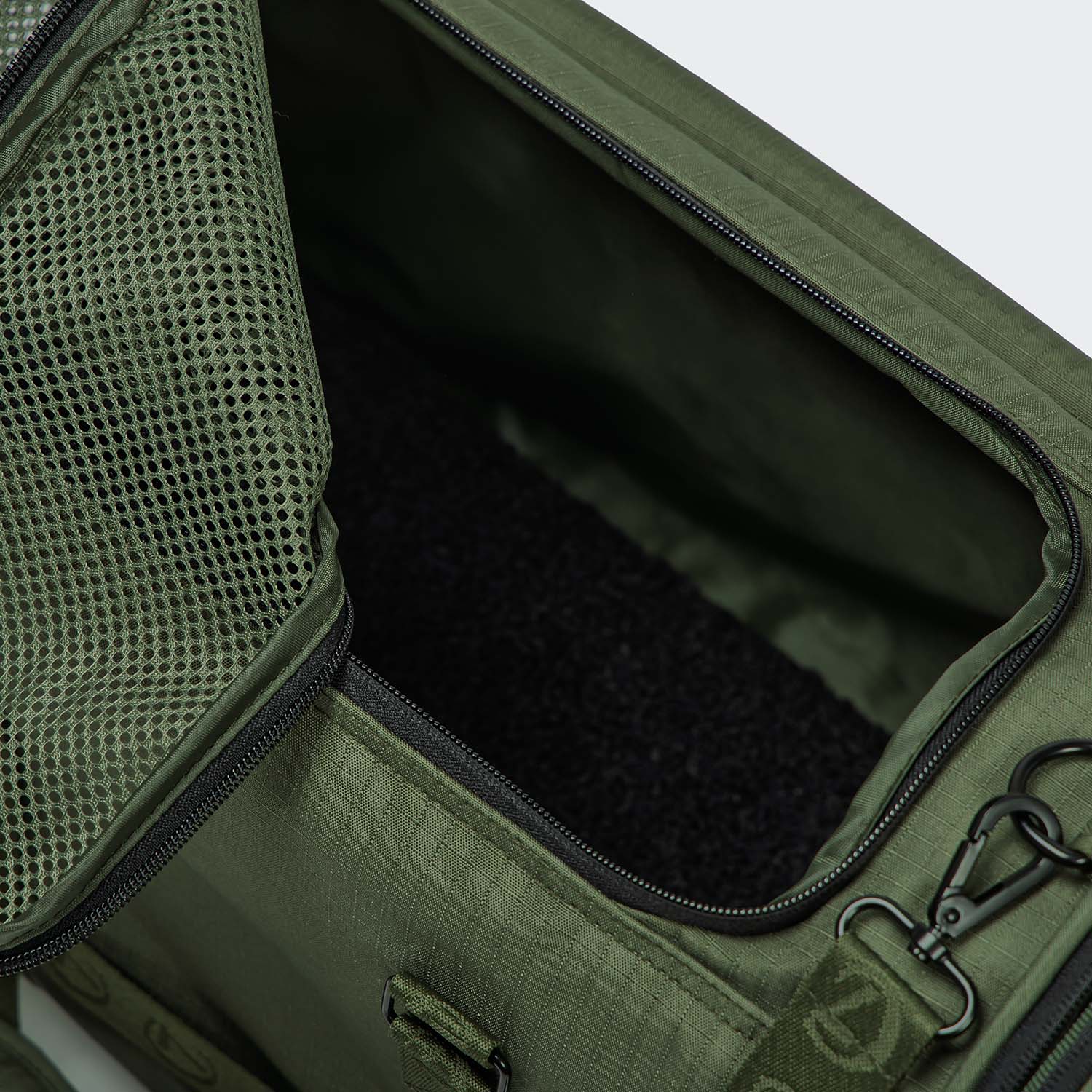 Cloud7 Flight Carrier AKTIV Olive with ripstop fabric, mesh ventilation panels and padded shoulder strap.