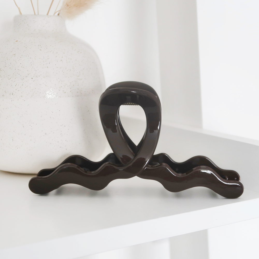 Coconut Lane Wavy Claw Clip in chocolate brown