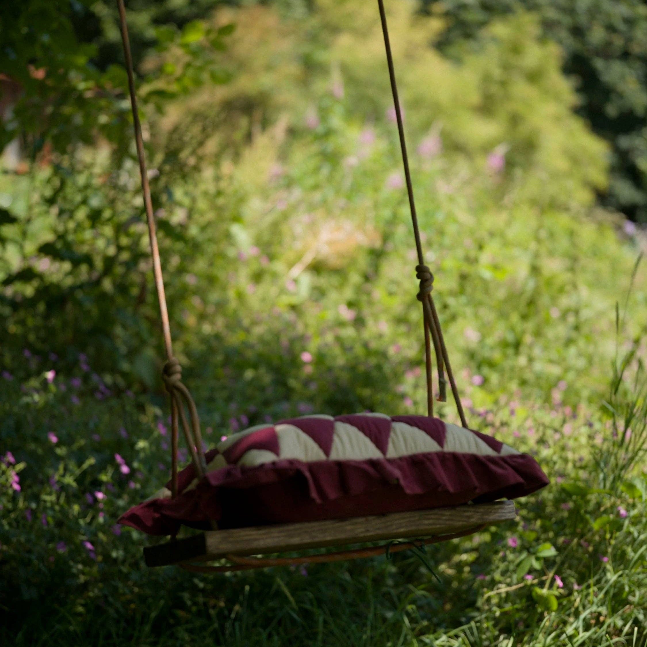 Projektityyny 40 x 60cm cotton corduroy cushion with feather pad.