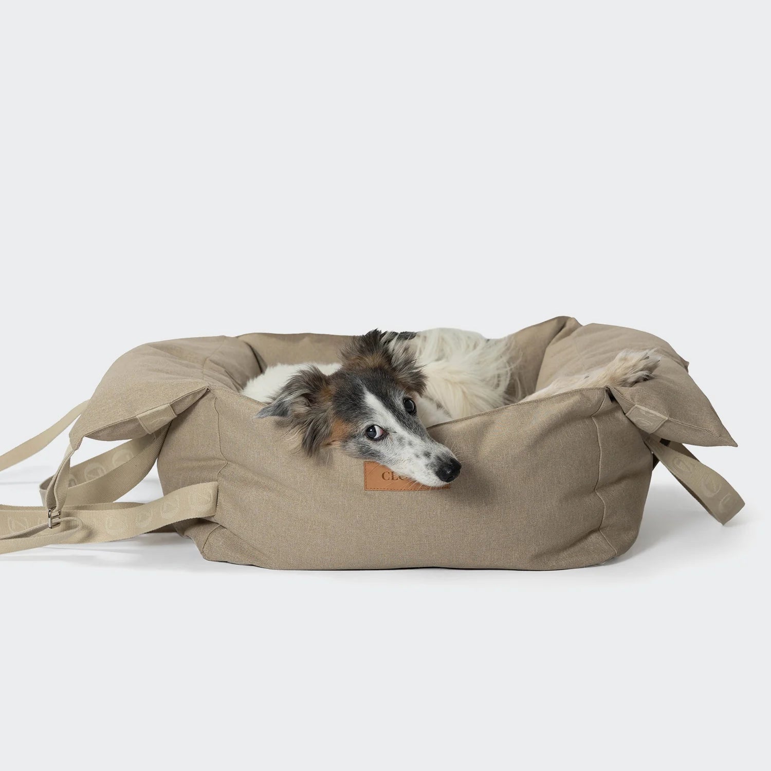 Cloud7 Getaway Sand portable dog car seat suitable for everyday journeys and road trips.