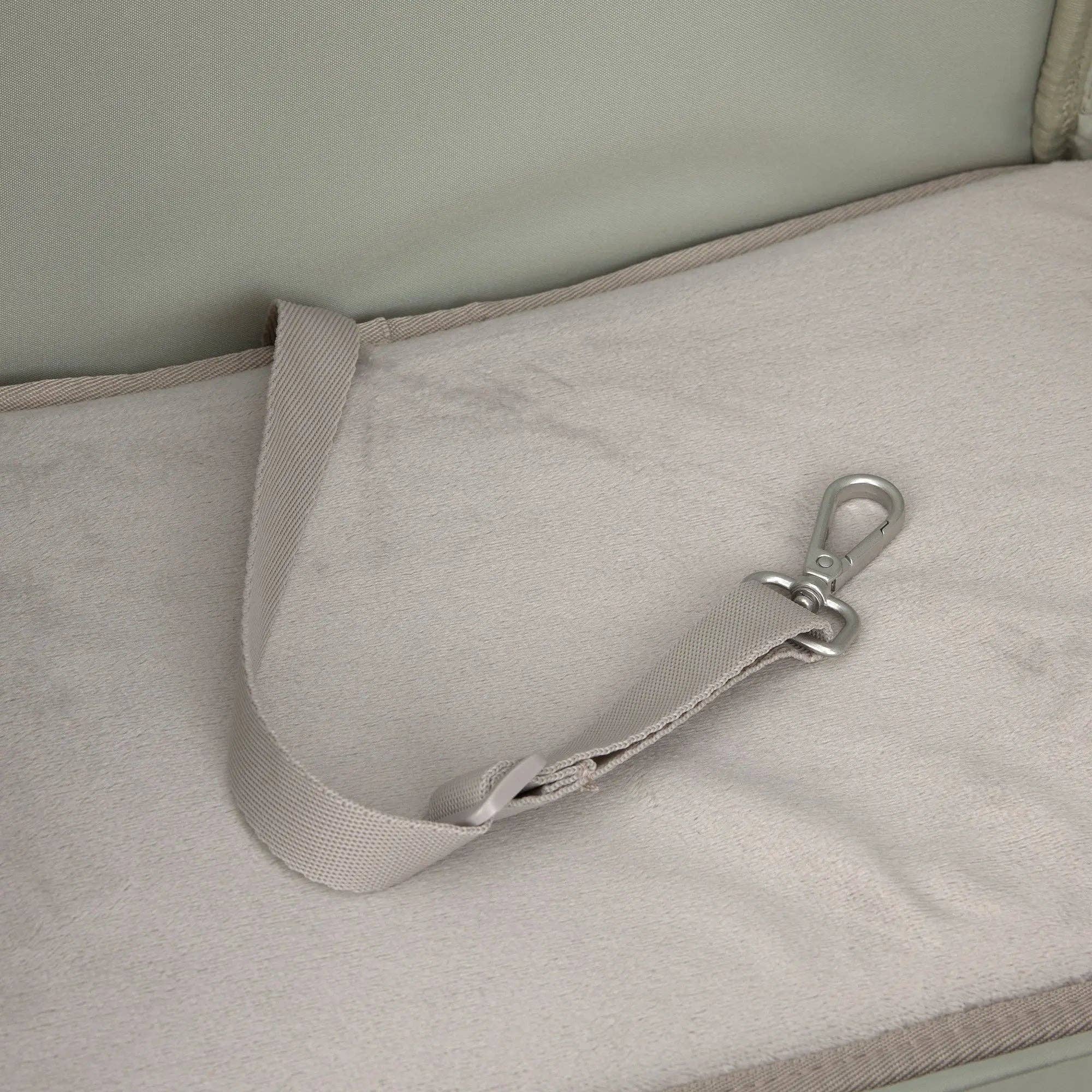 Removable comfort mat and integrated safety leash inside the PALOPA Kari dog carrier backpack.