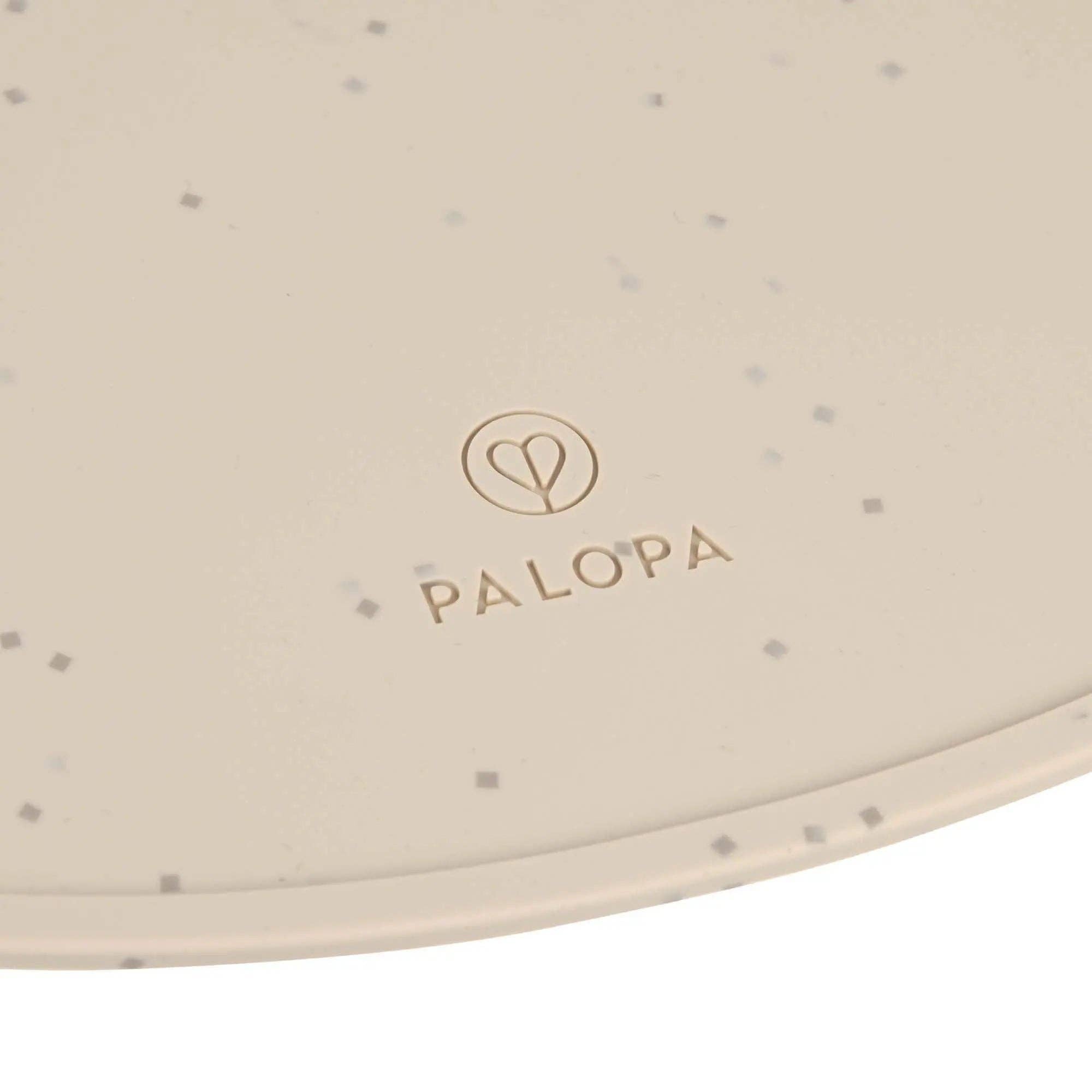 PALOPA Loua feeding mat featuring a raised edge to help contain water splashes and food mess.