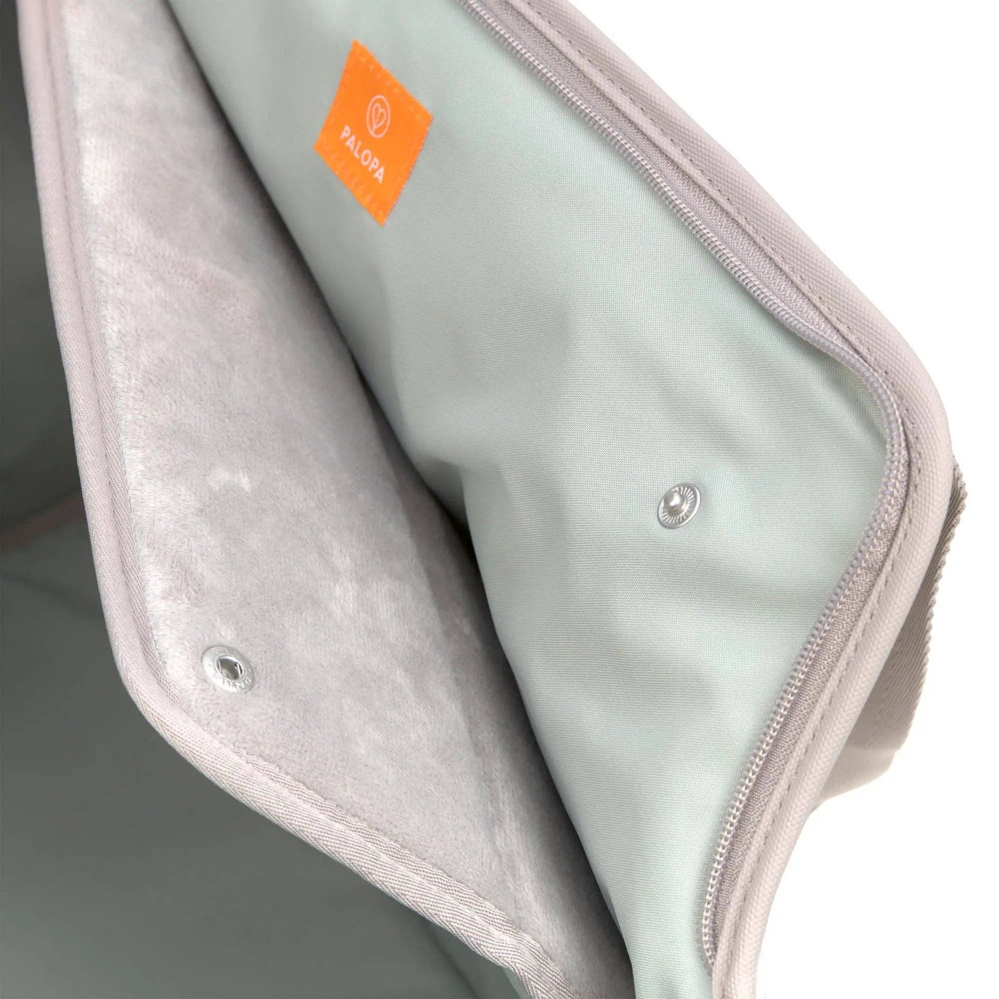 PALOPA Weda dog carrier bag featuring an integrated safety leash and secure zip closure.