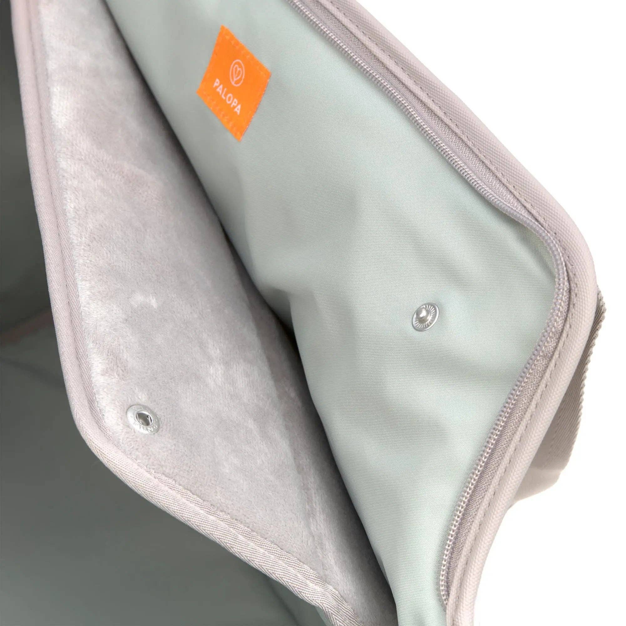 PALOPA Weda dog carrier bag featuring an integrated safety leash and secure zip closure.