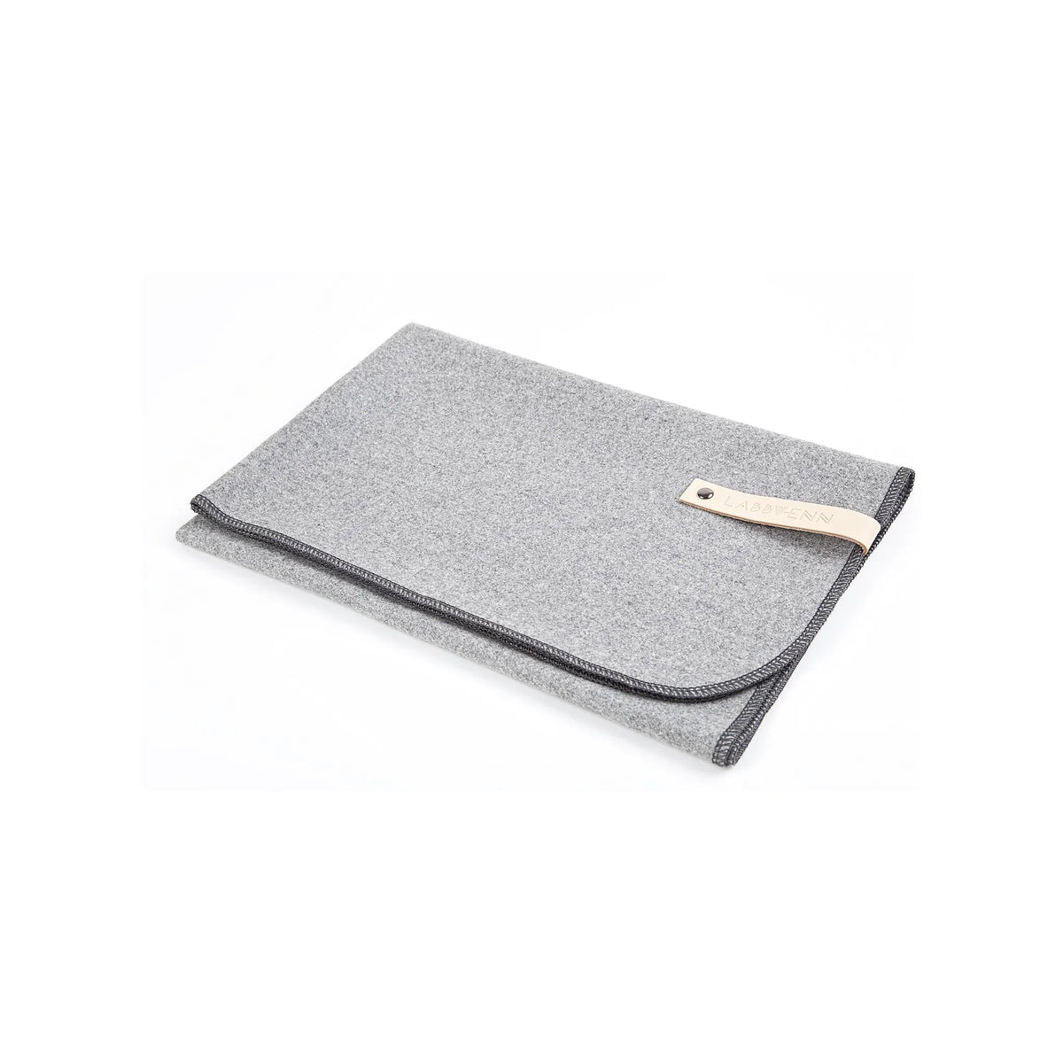 Labbvenn ÅSNEN luxury wool dog blanket in Silver with genuine leather detail.