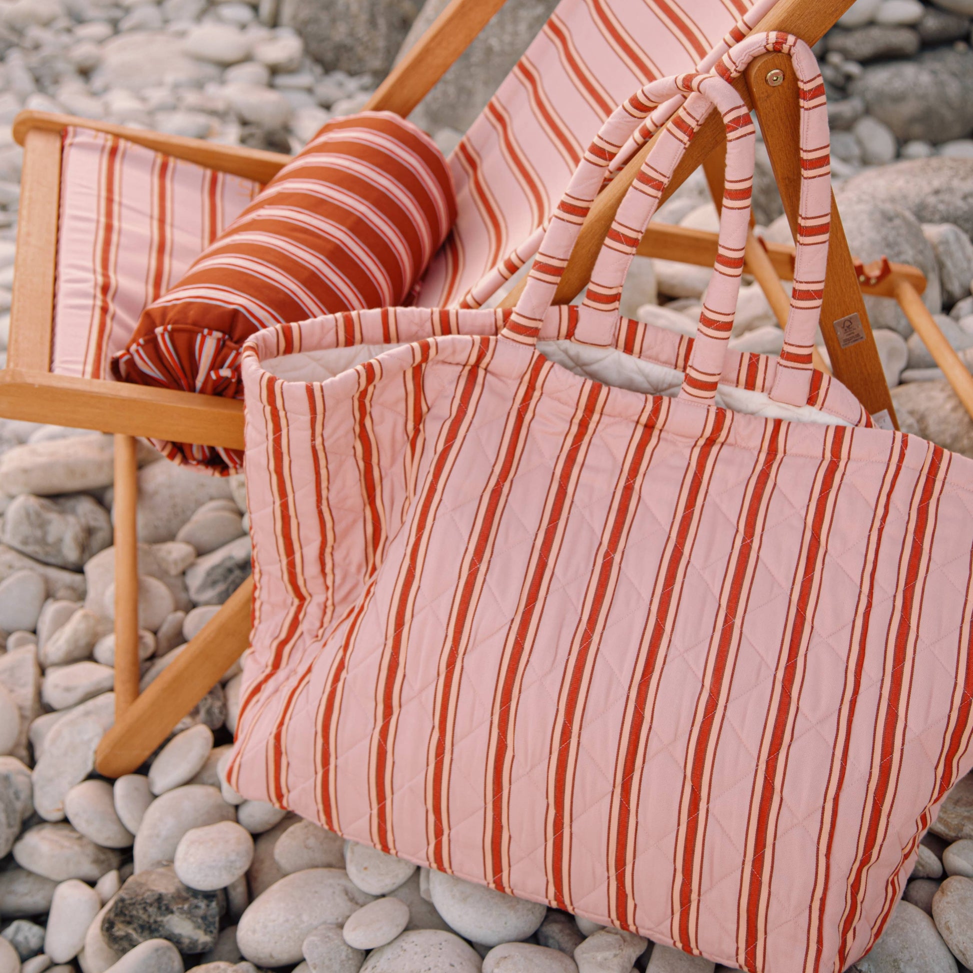 Projektityyny 100% cotton large quilted shopper with internal zipped pocket.