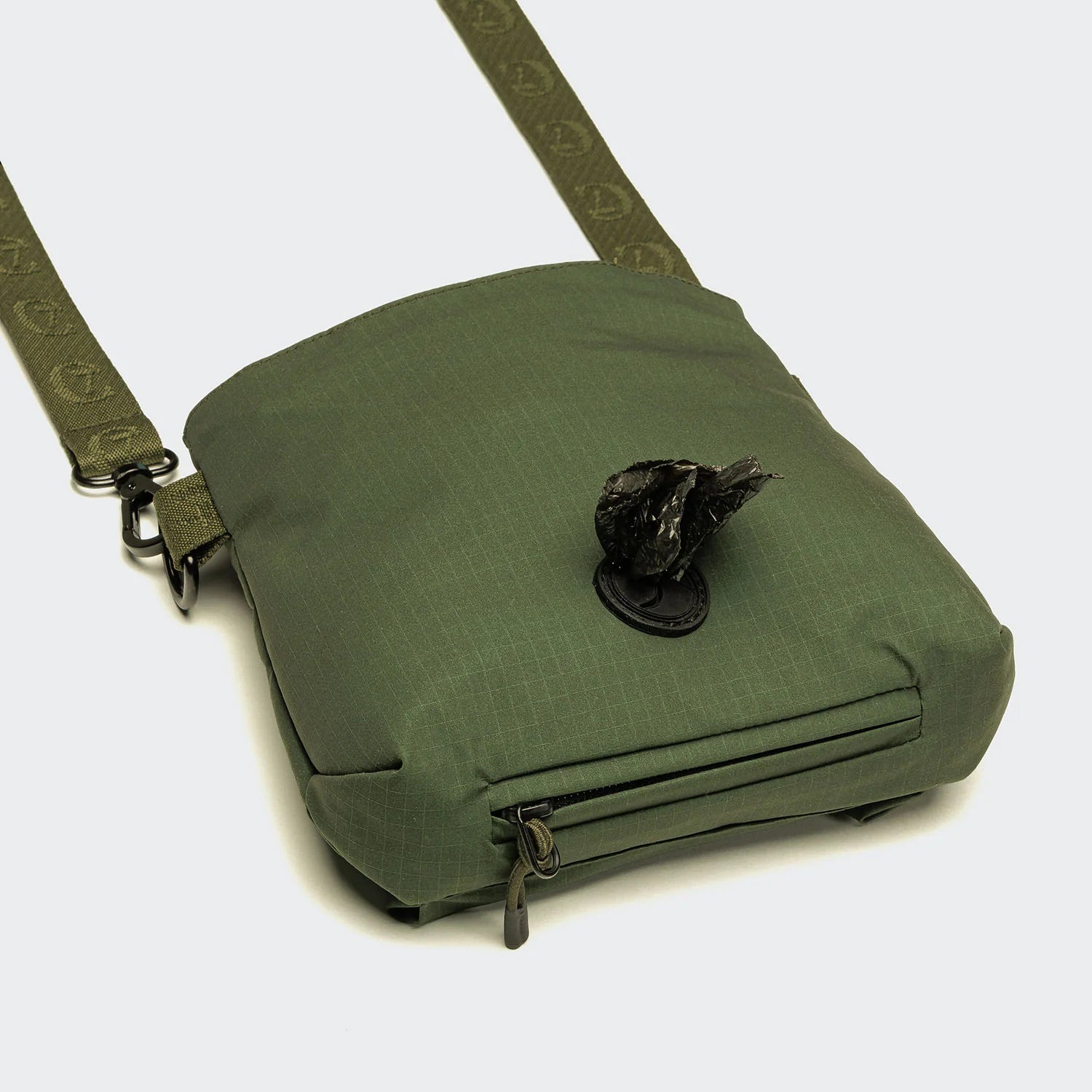 Cloud7 AKTIV Olive dog walking bag featuring ripstop fabric and hands-free crossbody design.