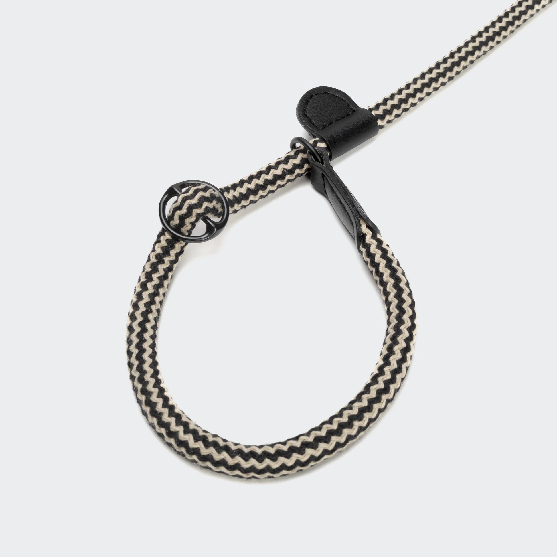 Cloud7 Mauerpark Zigzag Black slip lead featuring black and white rope with matte black hardware.
