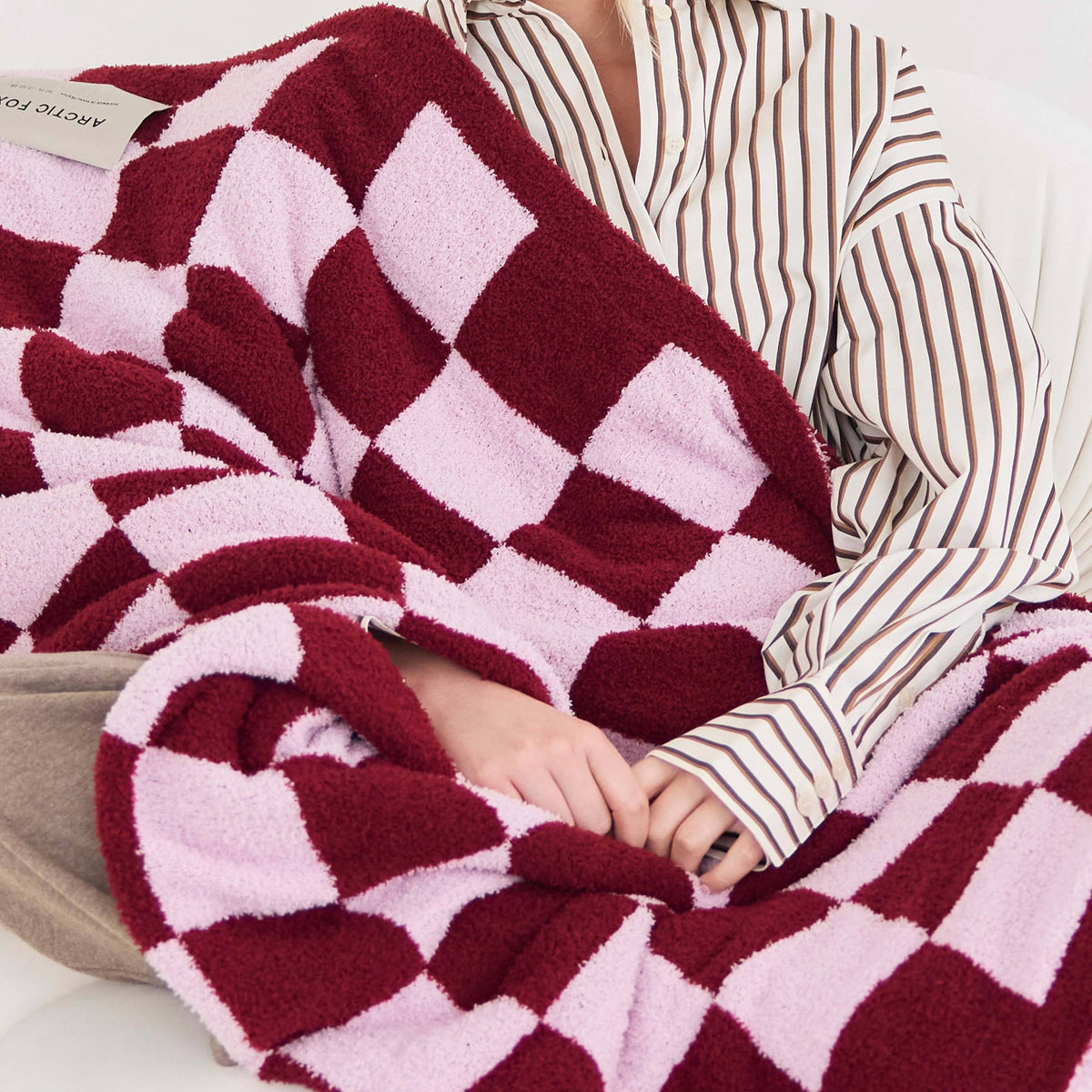 Super-soft pink Teddy fleece throw made from 100% recycled polyester.