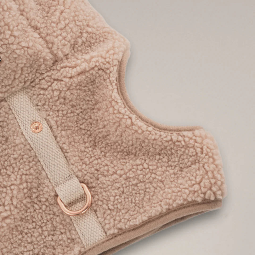 Adjustable velcro fastening on the hoodie harness