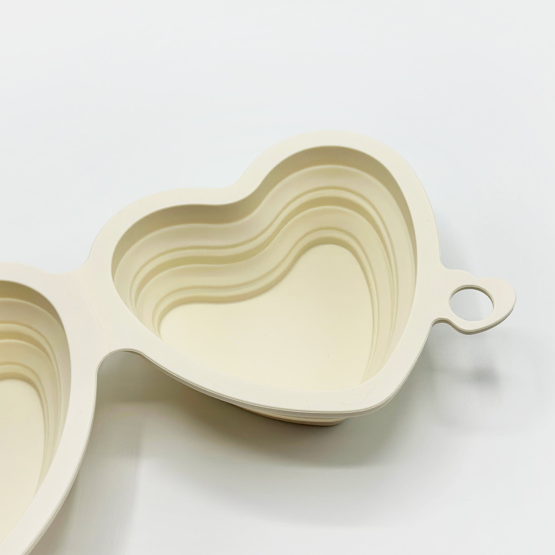 Dual compartments inside the Heart Collapsible Bowl in Cream
