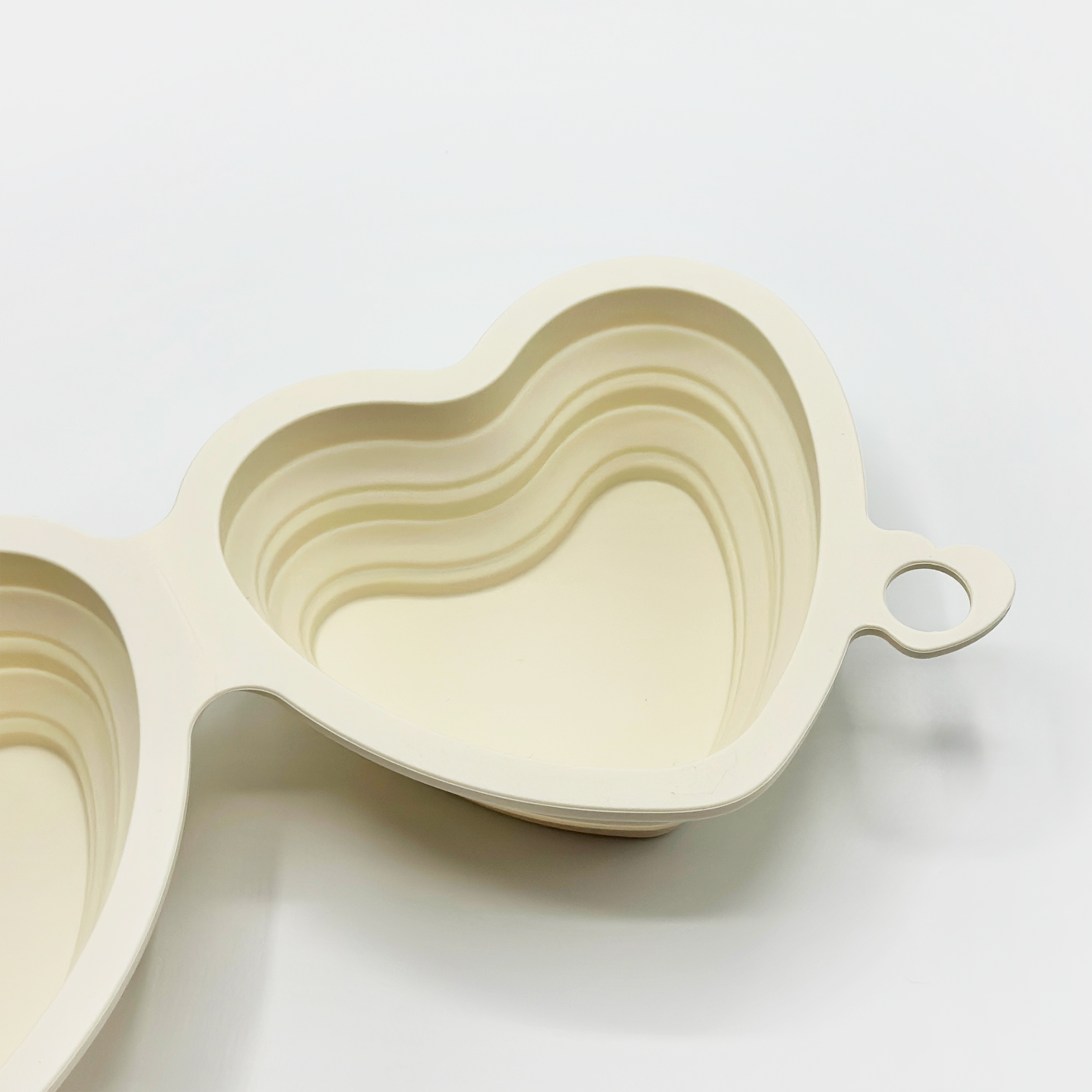 Dual compartments inside the Heart Collapsible Bowl in Cream