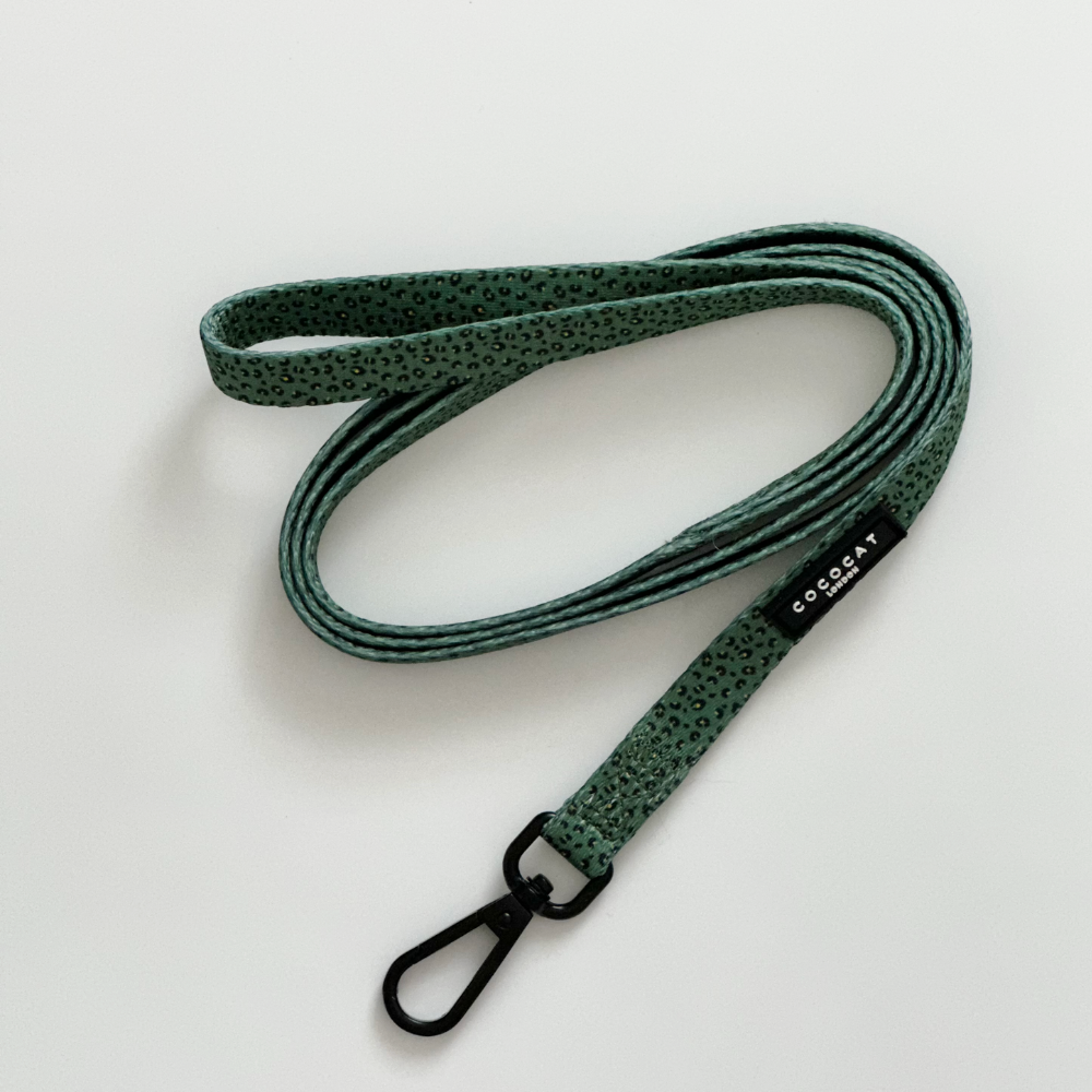 Close-up of the Khaki Leopard Cat Lead clasp and print detail