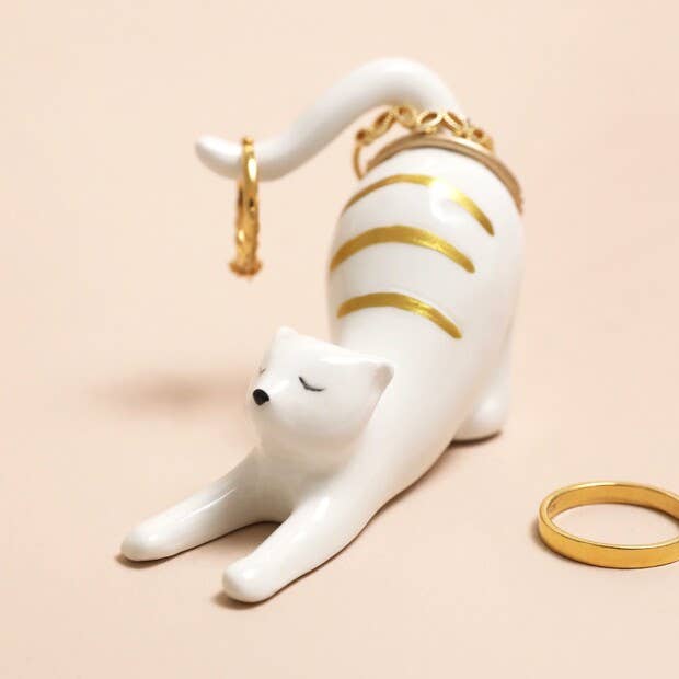 Close-up of the ceramic stretching cat ring holder